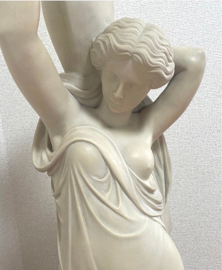 置物 水を汲む乙女 石膏像