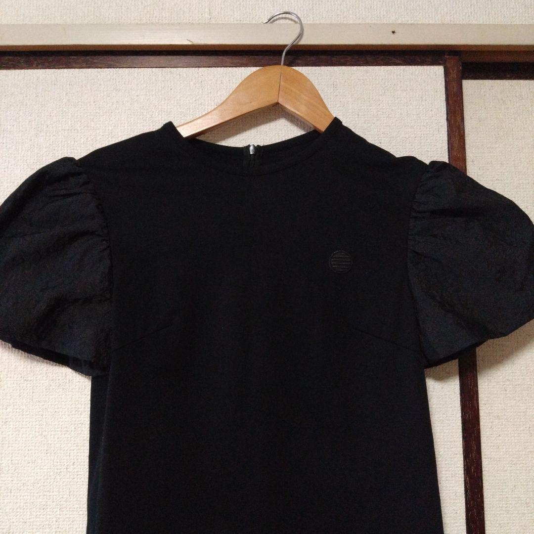 ボーダーズアットバルコニー　黒 フラワージャガードパフスリーブ Tシャツ
