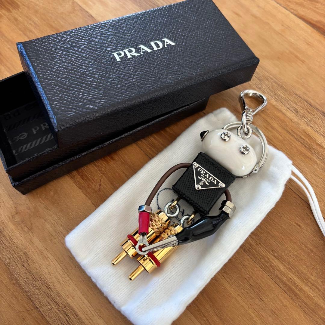 【新品未使用】 PRADA ロゴ プレート キーホルダー チャーム エドワード