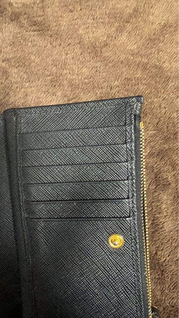 PRADA サフィアーノトライアングル 財布　【期間限定割引】
