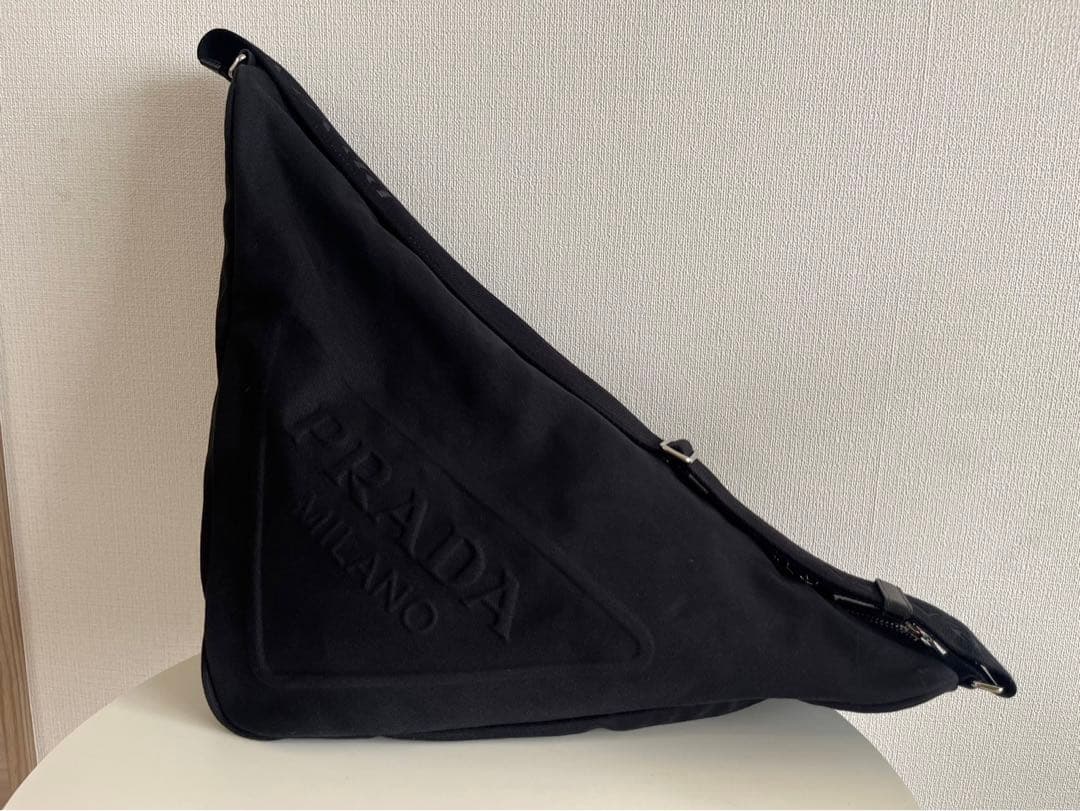 【正規品】 Prada プラダ　エンポスロゴトライアングルショルダー黒キャンバス