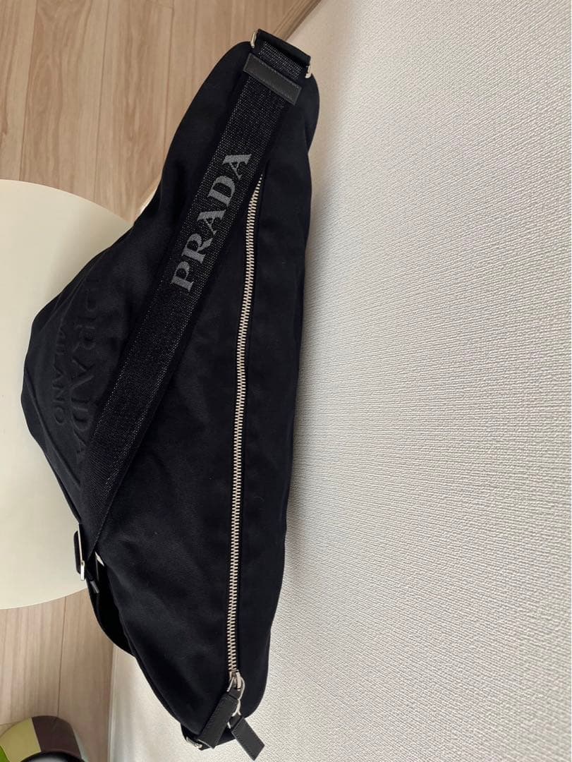 【正規品】 Prada プラダ　エンポスロゴトライアングルショルダー黒キャンバス