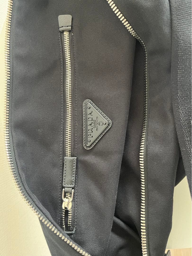 【正規品】 Prada プラダ　エンポスロゴトライアングルショルダー黒キャンバス