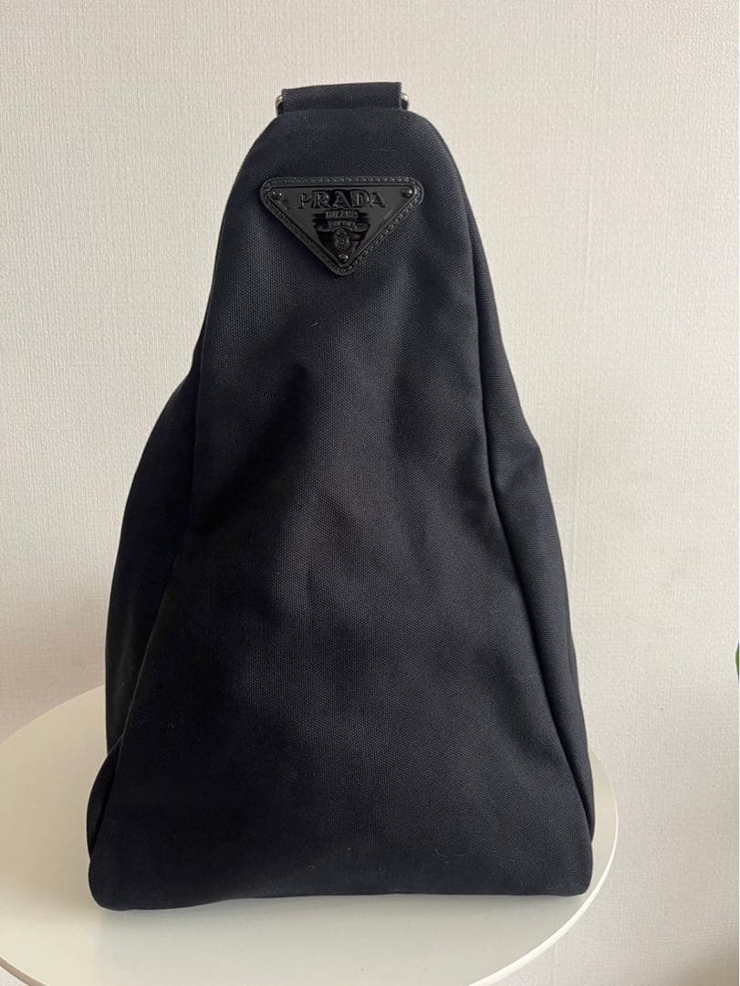 【正規品】 Prada プラダ　エンポスロゴトライアングルショルダー黒キャンバス
