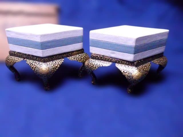 素晴らしい蒔絵と作りの良い菱餅台と木製の菱餅です。アンティークです。