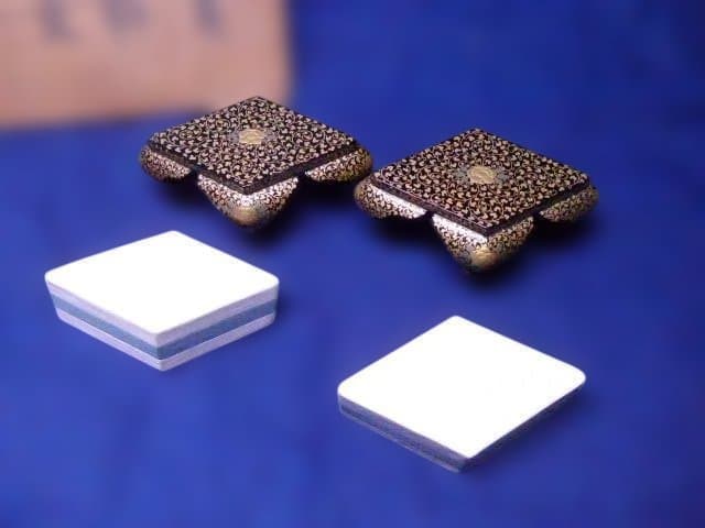 素晴らしい蒔絵と作りの良い菱餅台と木製の菱餅です。アンティークです。