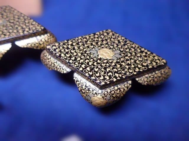 素晴らしい蒔絵と作りの良い菱餅台と木製の菱餅です。アンティークです。