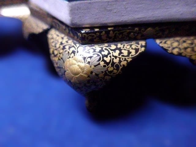 素晴らしい蒔絵と作りの良い菱餅台と木製の菱餅です。アンティークです。