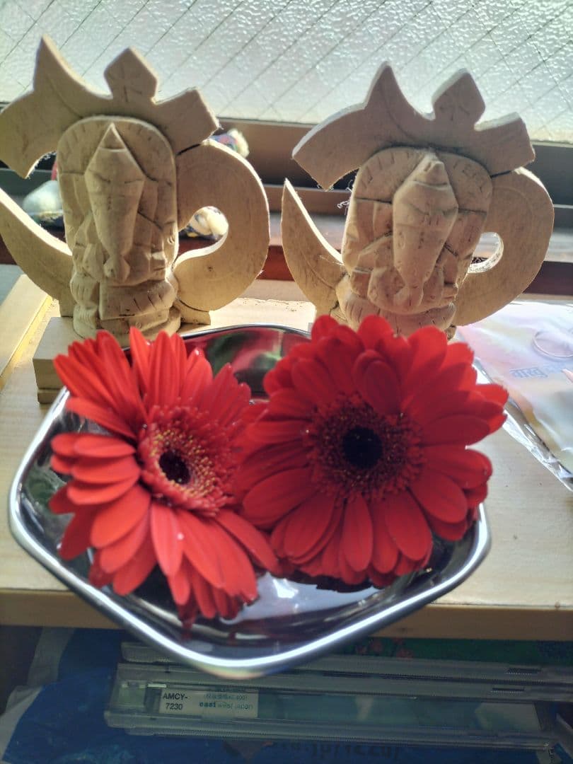 ホワイト・ヴェル・エルックで彫られたガネーシヤの神像