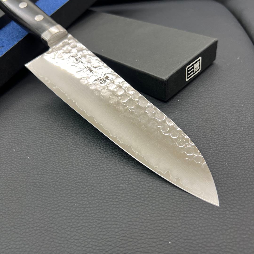 ★新品未使用送料込★鎚目鍛造ゴールド鋼本割込三徳包丁165mm口金付両刃化粧箱入