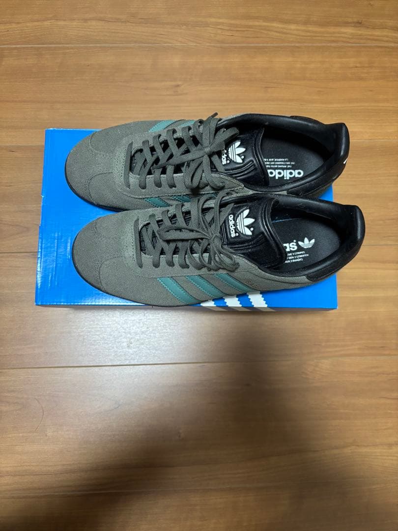 adidas グレー スニーカー　ガゼル