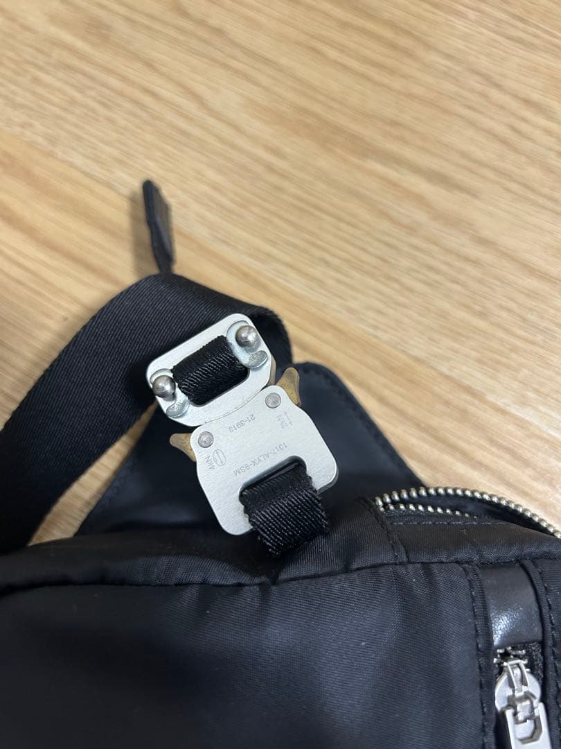 1017 alyx 9sm ブラック ナイロン ボディバッグ