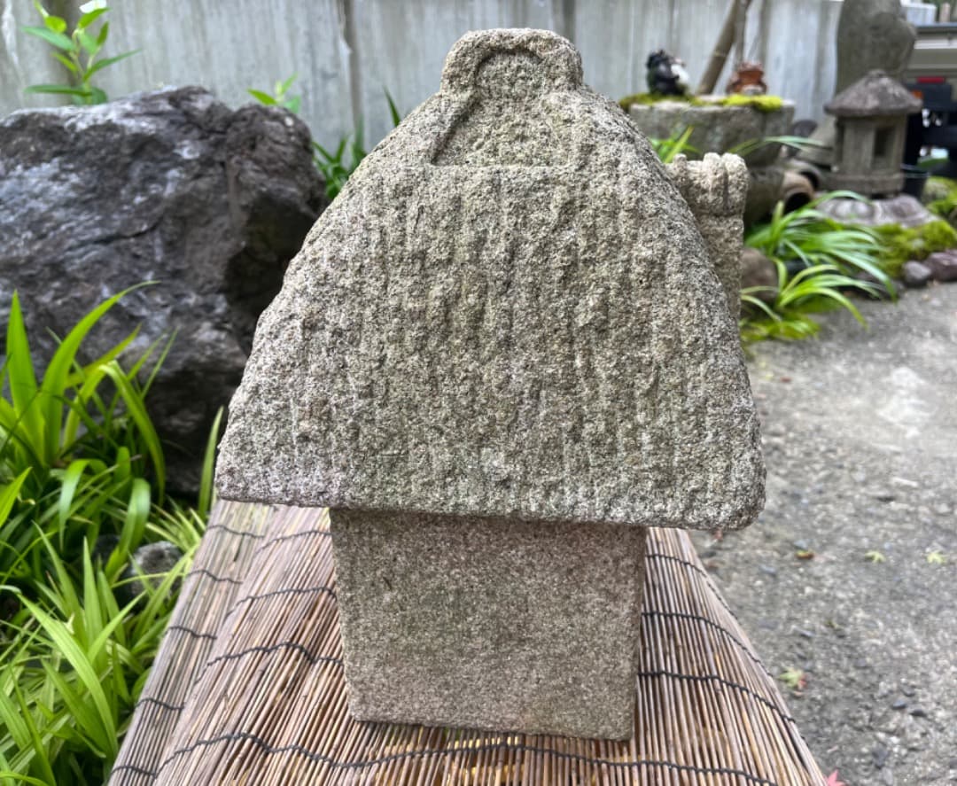 石灯篭　草葺き屋根家屋形　置き灯籠