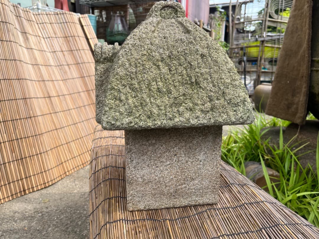 石灯篭　草葺き屋根家屋形　置き灯籠