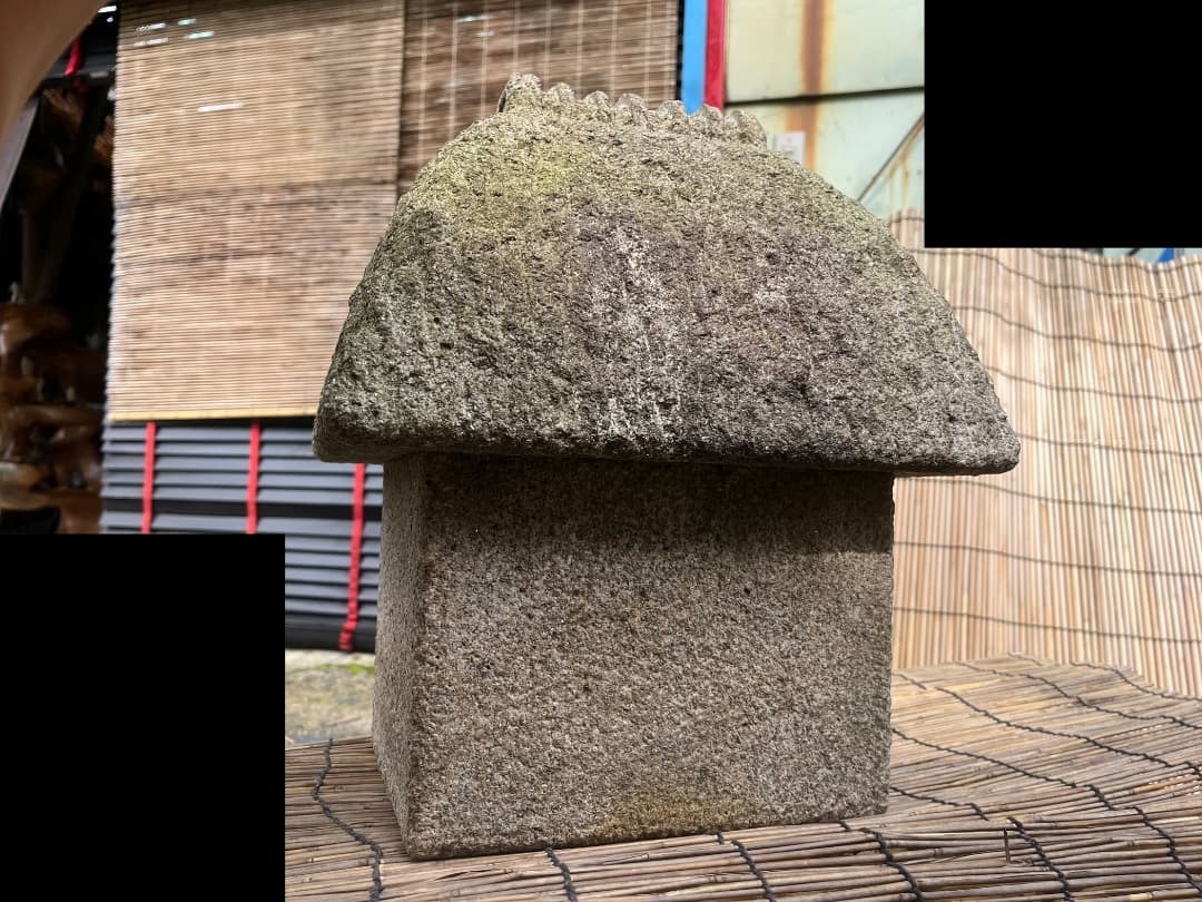 石灯篭　草葺き屋根家屋形　置き灯籠