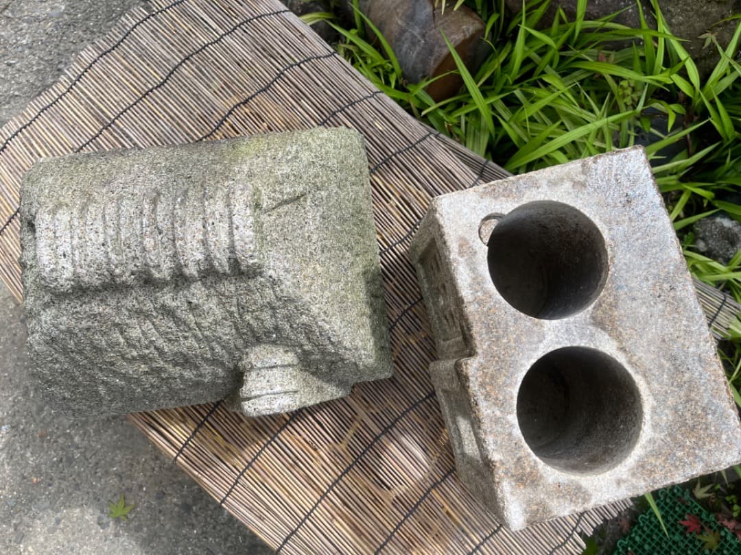 石灯篭　草葺き屋根家屋形　置き灯籠