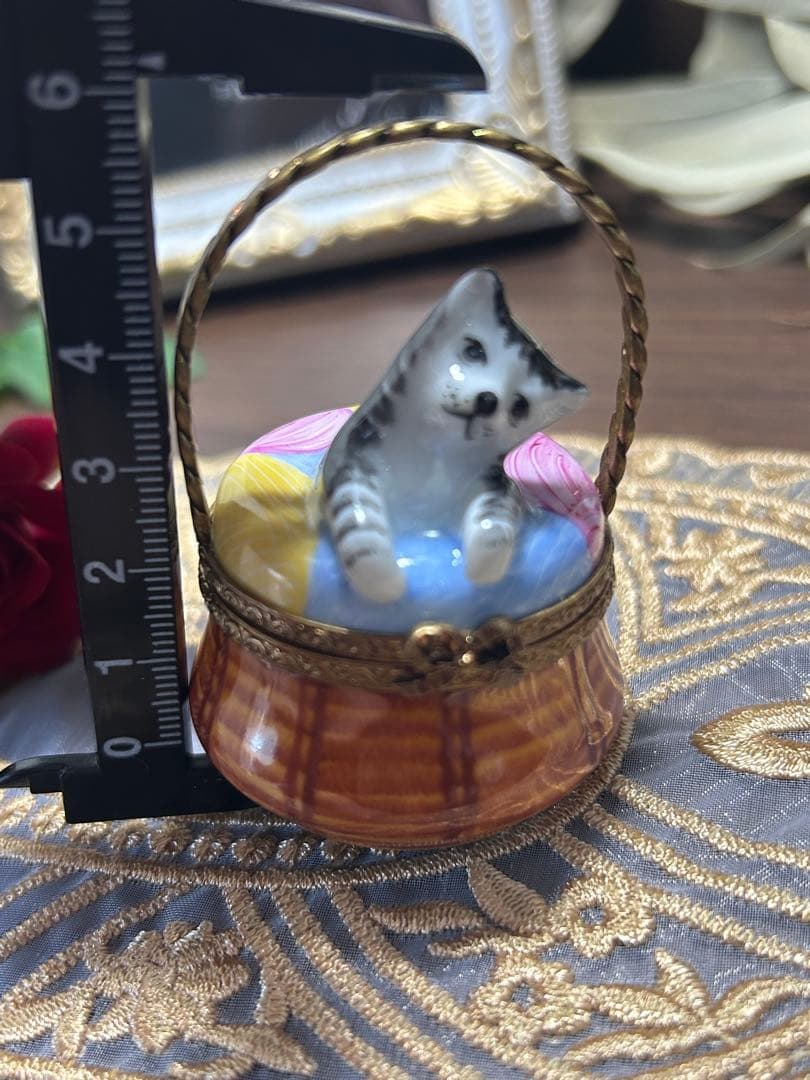 お値下げ中❣️ラスト2時間　リモージュボックス　猫ちゃん カゴの猫　小物入れ
