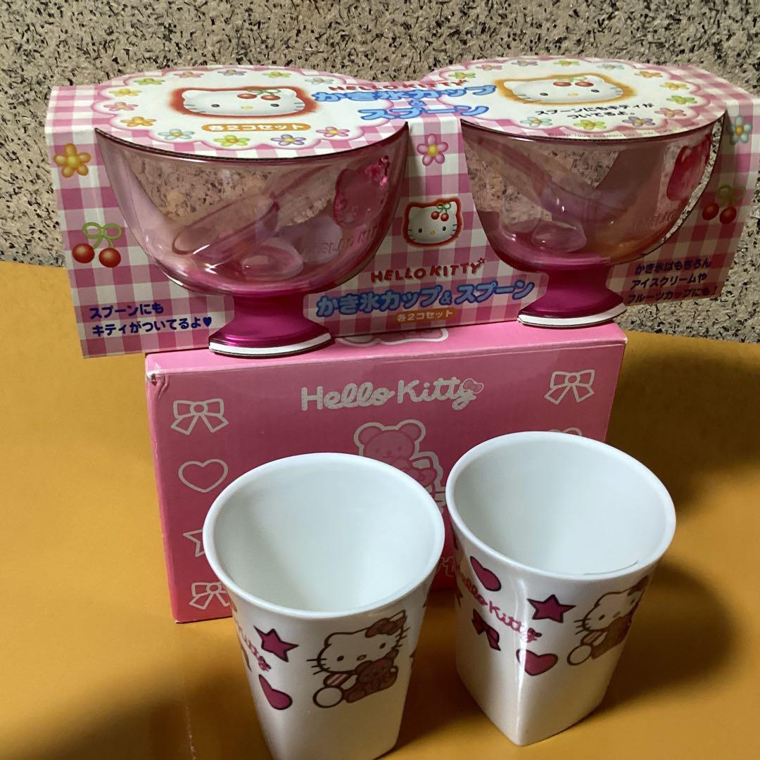 2294 ハローキティ食器セット　弁当箱 &さくら小皿 &ポンプボトル