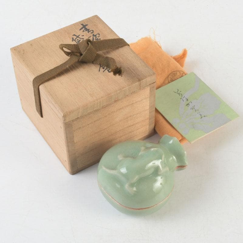 茶道具　真清水蔵六造　青磁　袋鼠香合　共布共箱　V　9725