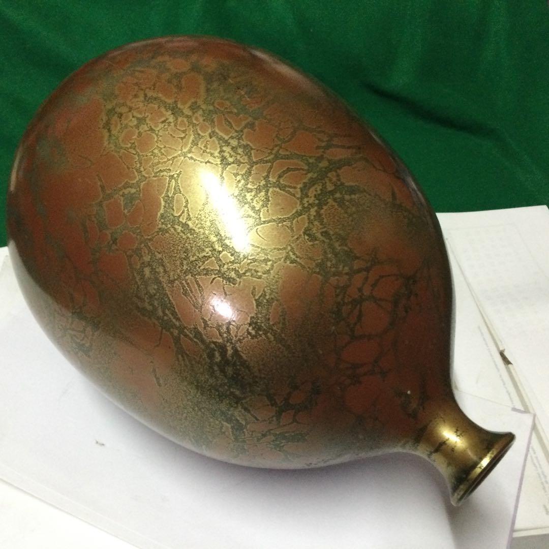 鉱物か?陶器か分かりません。