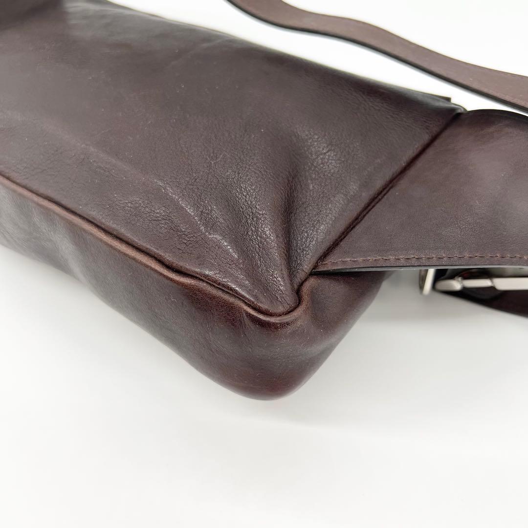 【現行モデル✨美品】イルビゾンテ　ボディバッグ　メタルバックル　レザー　濃茶