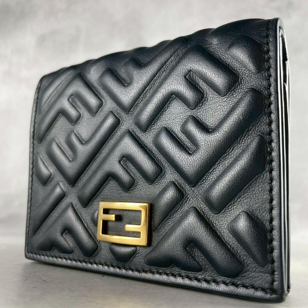 【極美品】フェンディ 折り財布 バケット エンボス 金具 ロゴ 総柄 レザー