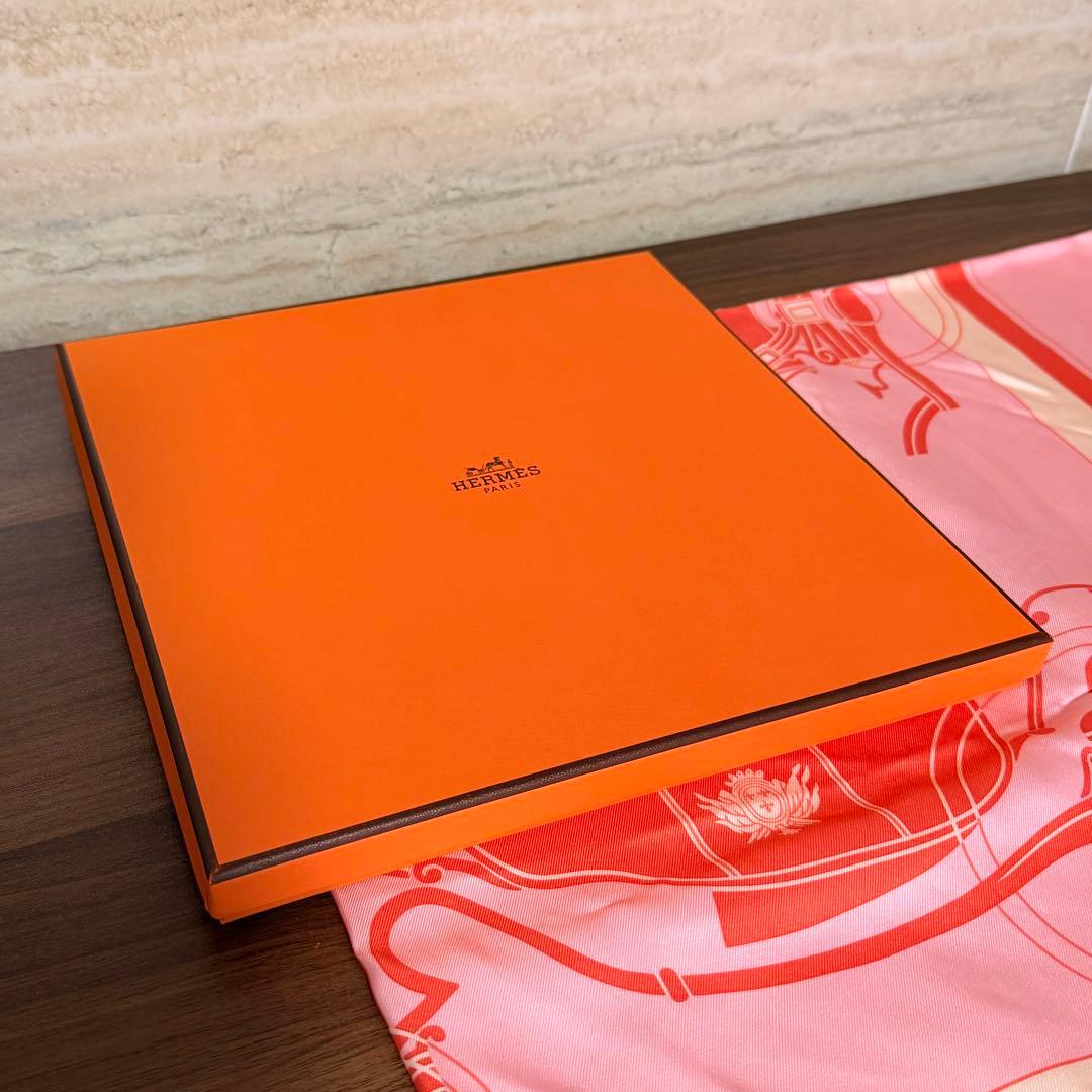 新品同様 HERMES スカーフ カレ90 スプリングス 箱付き