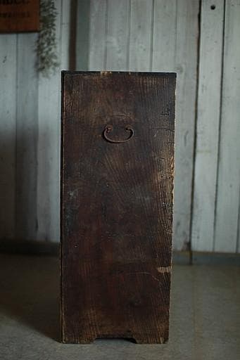 古く味のある4マスの収納棚　食器棚　本棚　収納棚　古家具