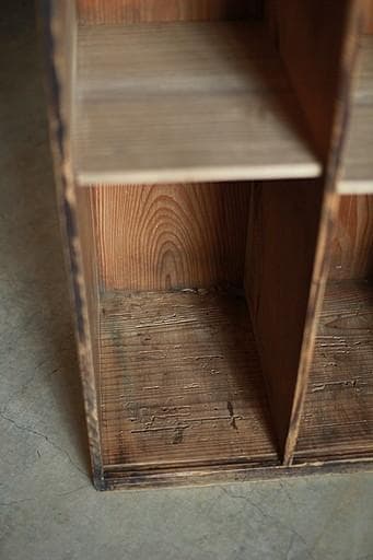 古く味のある4マスの収納棚　食器棚　本棚　収納棚　古家具