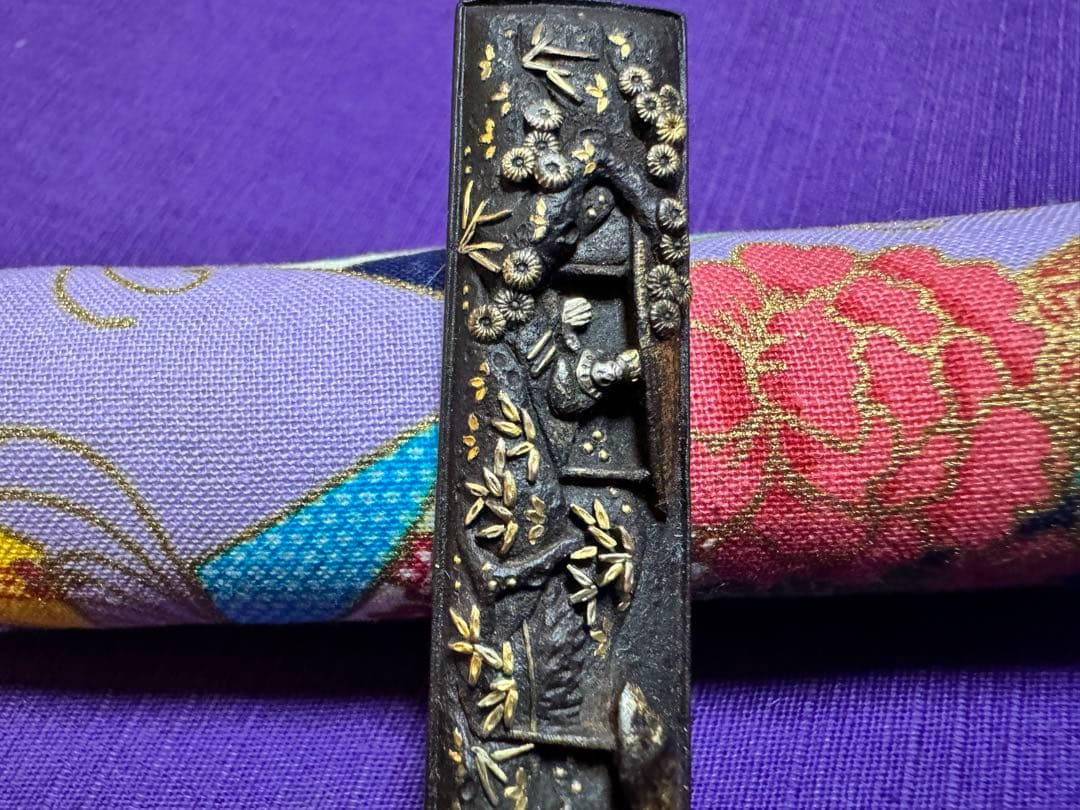 不世出の逸品　三顧礼図　無銘鉄元堂派　小柄　鉄地容彫金銀銅色絵象嵌（目貫笄鍔鐔拵