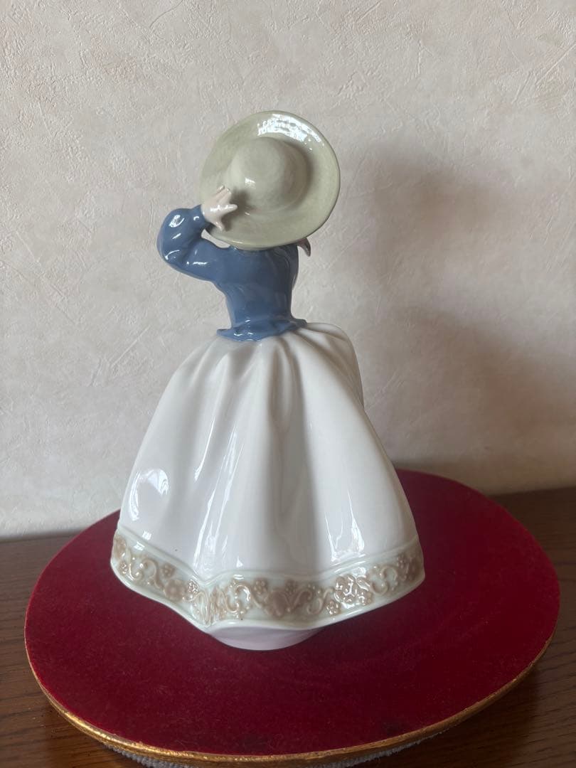 LLADRO 陶器製人形 女の子　帽子　小鳥