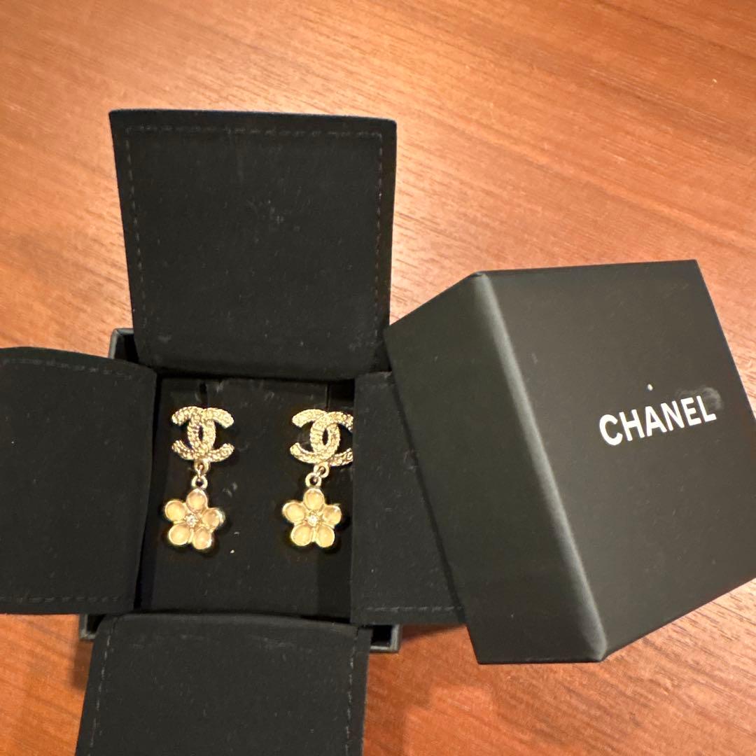 キラキラ　CHANEL フラワーモチーフピアス(箱付き)