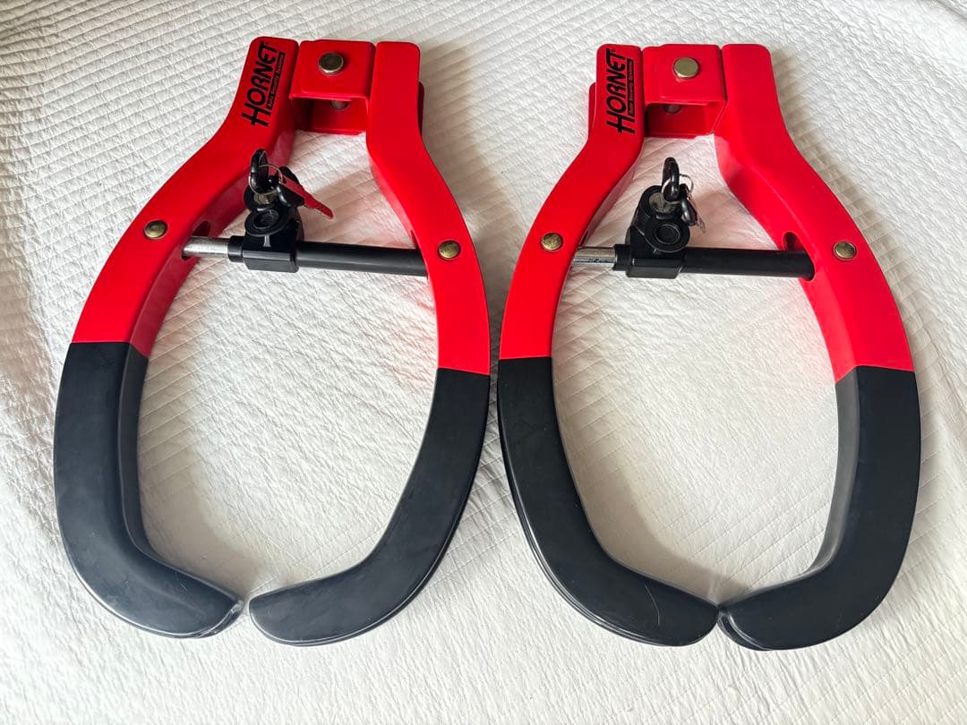 【みっきー】HORNET タイヤロック 赤 2個セット 鍵2本付き