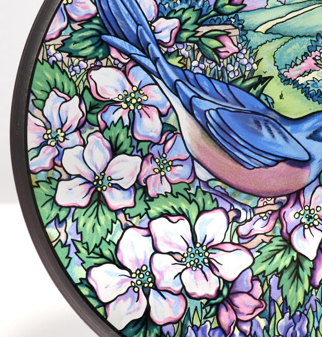 青いハチドリ パステルカラー ヴィンテージ ステンドグラス 鳥 ピンクの花畑風景