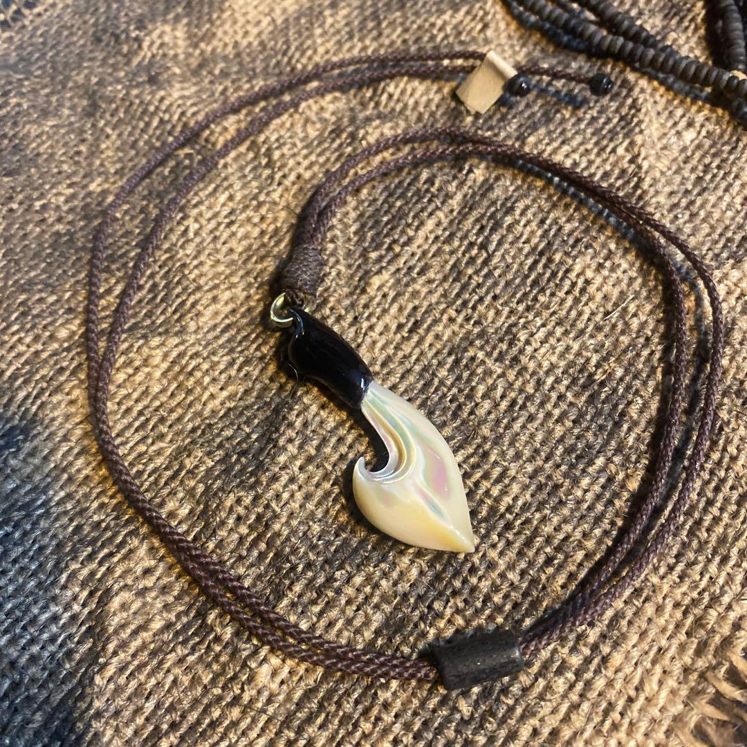 夜光貝と水牛のペンダント　「人魚の銛」　幸運の釣り針　ハワイアンジュエリー