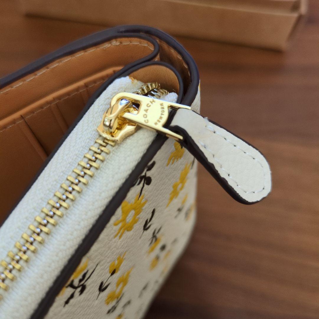 m*u様 COACH 花柄 二つ折り財布
