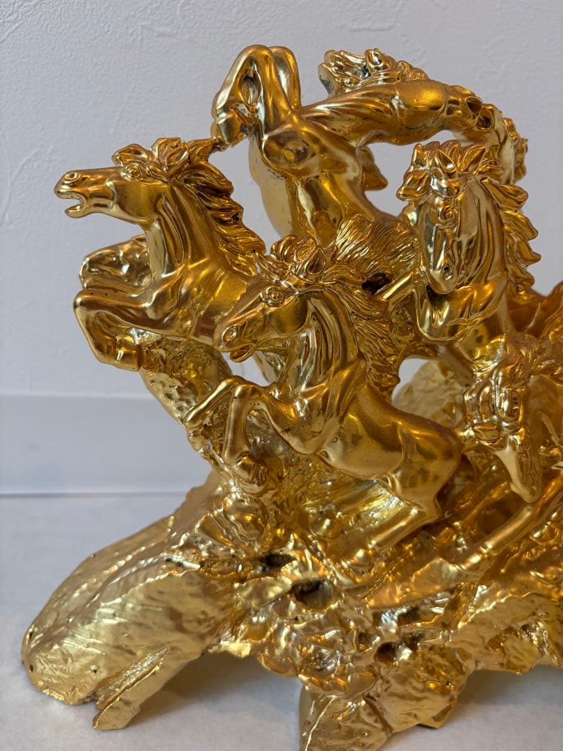 金色の馬の彫刻置物