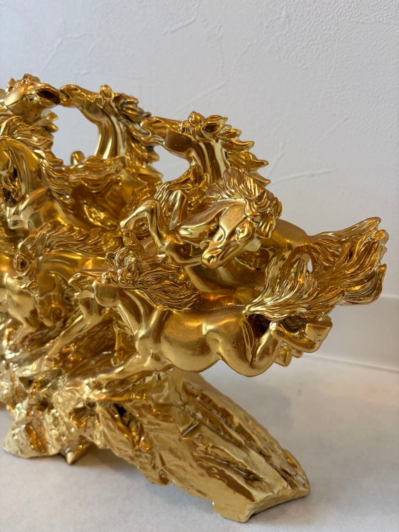 金色の馬の彫刻置物