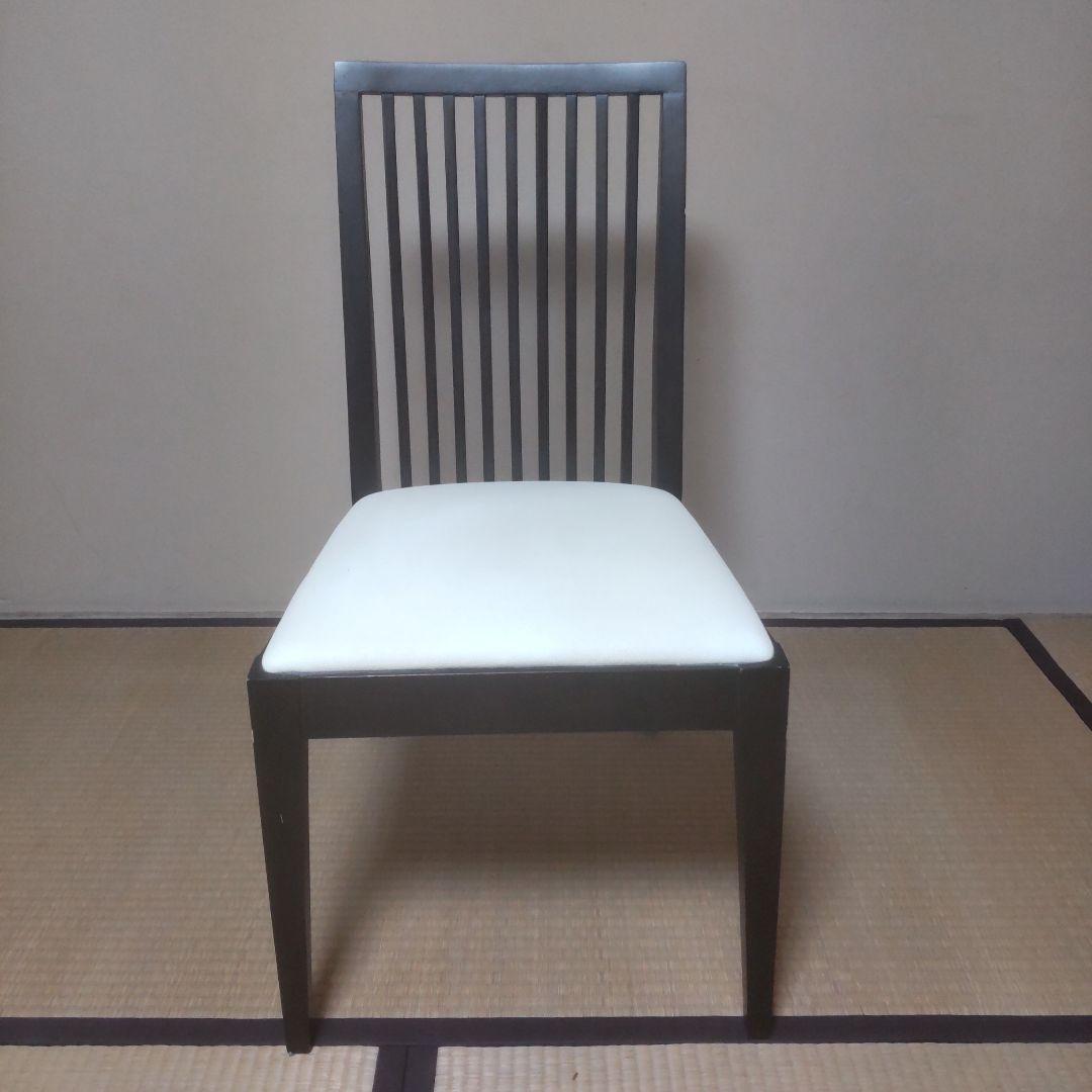 モダンなスラットバック木製椅子③