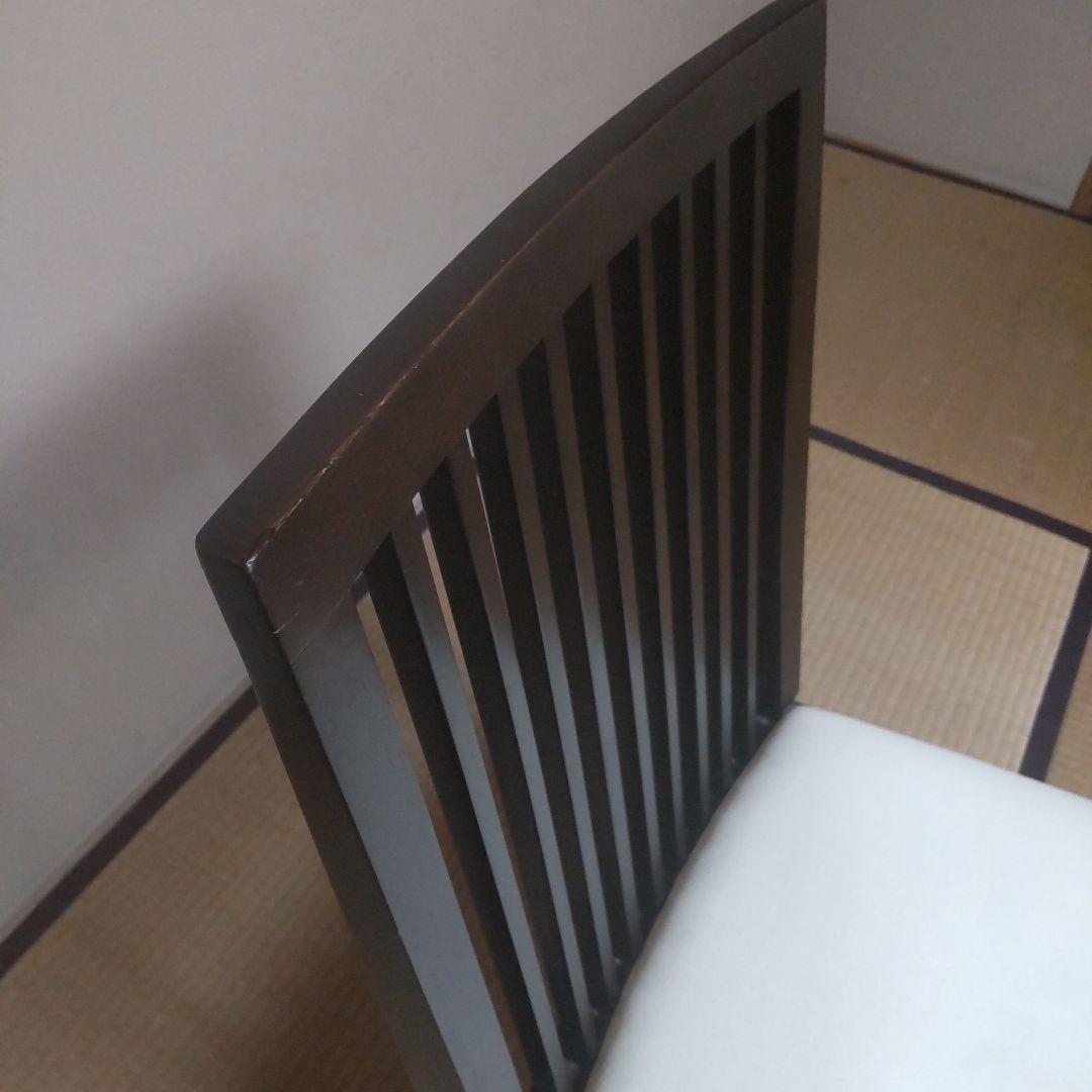 モダンなスラットバック木製椅子③