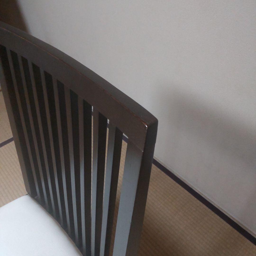 モダンなスラットバック木製椅子③