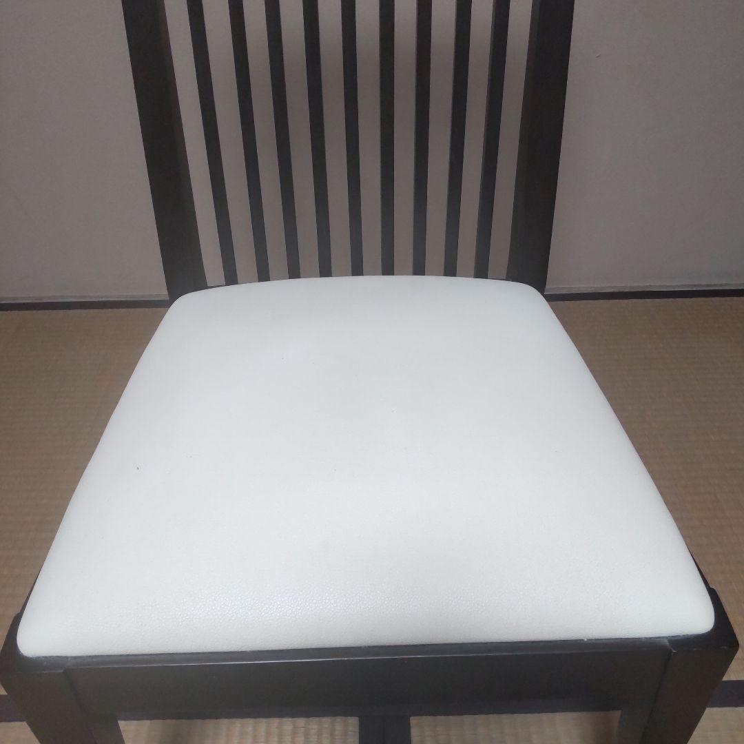 モダンなスラットバック木製椅子③