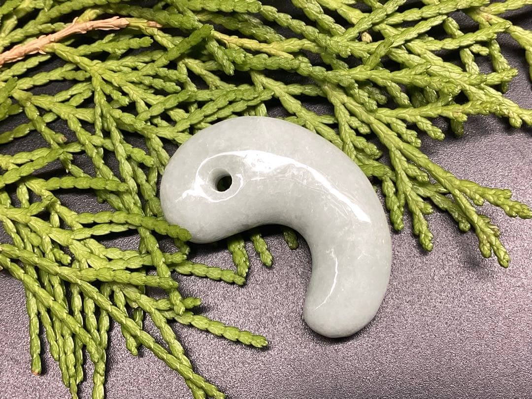 本物の氷*アイスジェード 糸魚川翡翠勾玉　人気の平家古墳型 鑑定ソーティング付