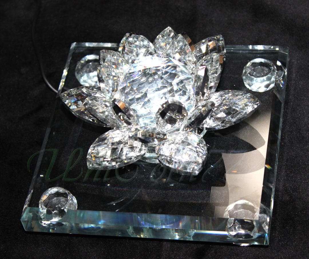 極彩色に輝くクリスタルフラワー