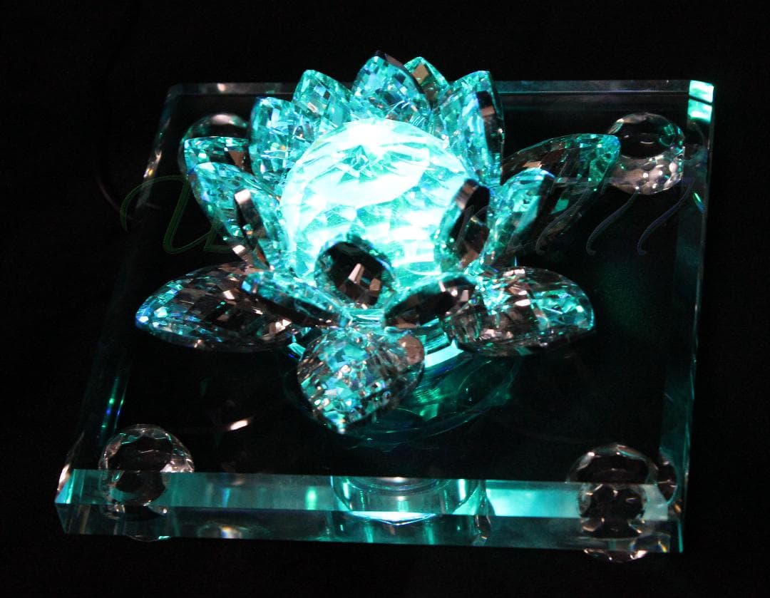 極彩色に輝くクリスタルフラワー