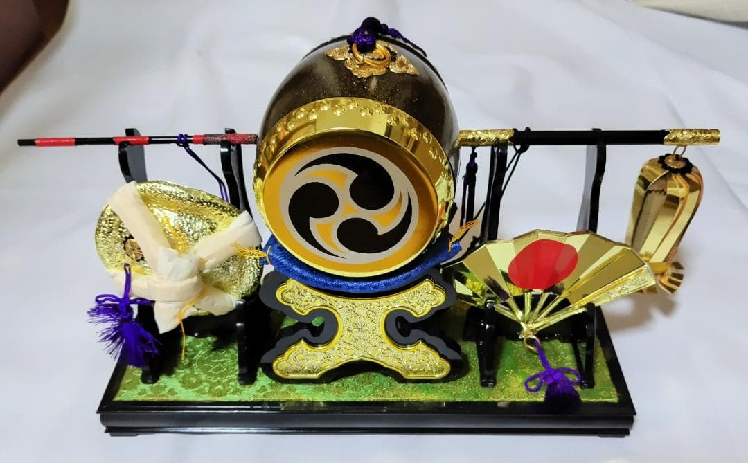 五月人形　子供大将　赤と金の装飾　嘉目作　62.1×48.2×71.2cm
