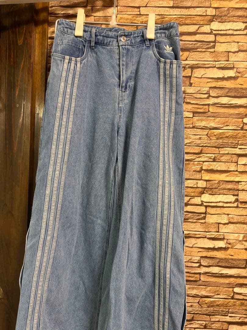 adidas ライトブルーワイドレッグデニム