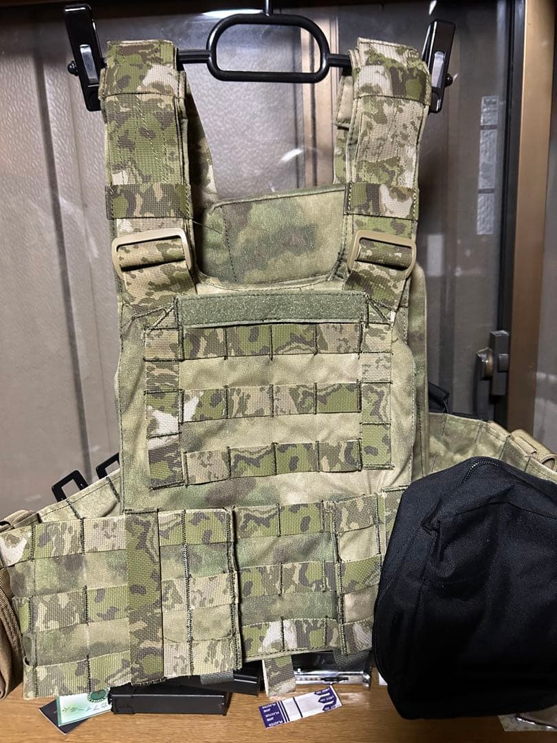 個人装備 UR tactical ops PLATE CARRIER A-Tacs fg