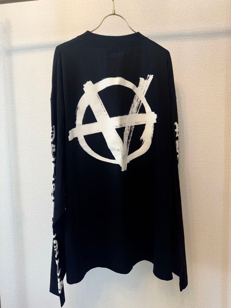 VETEMENTS ヴェトモンアナーキーロゴ 長袖ロンT