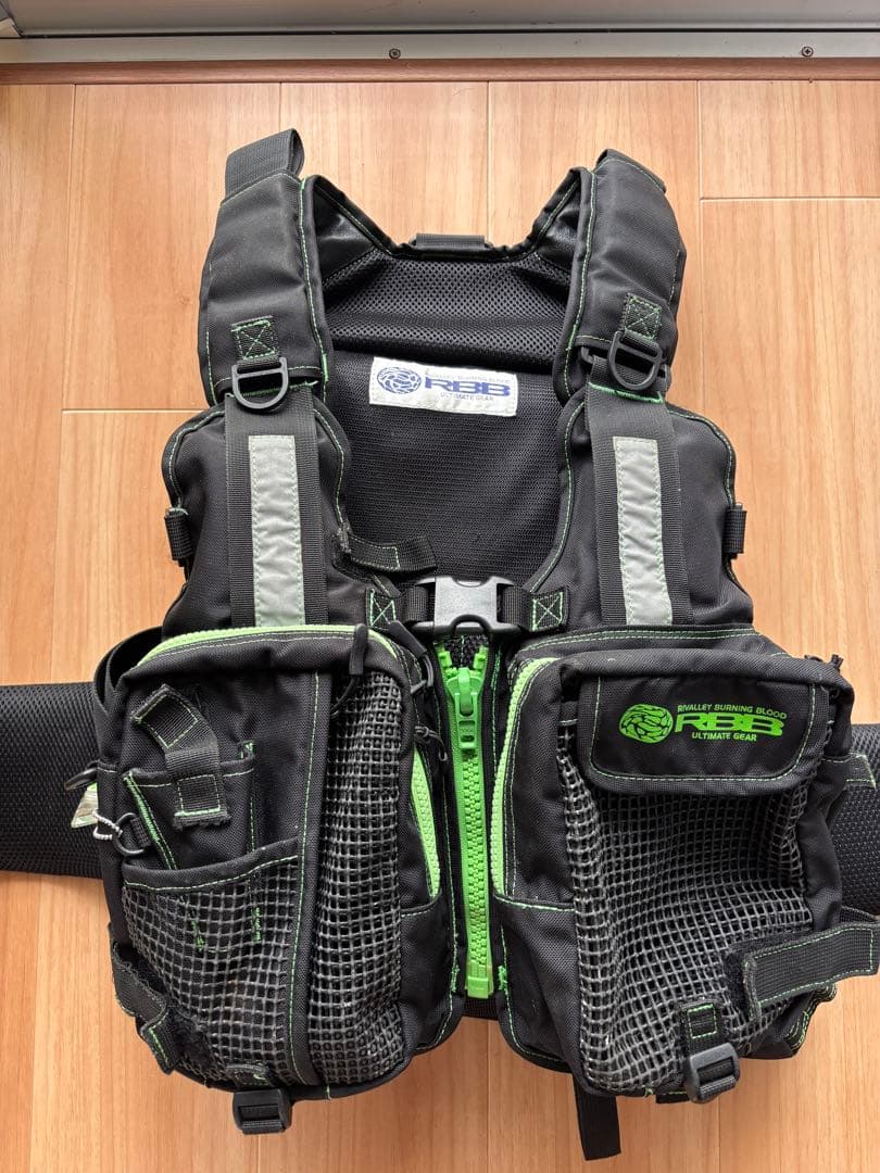 リバレイ RBBフィッシングベスト ブラック/グリーン